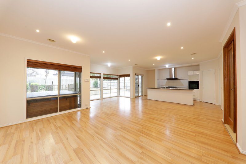 Photo - 10 Lowanna Street, Berwick VIC 3806 - Image 4