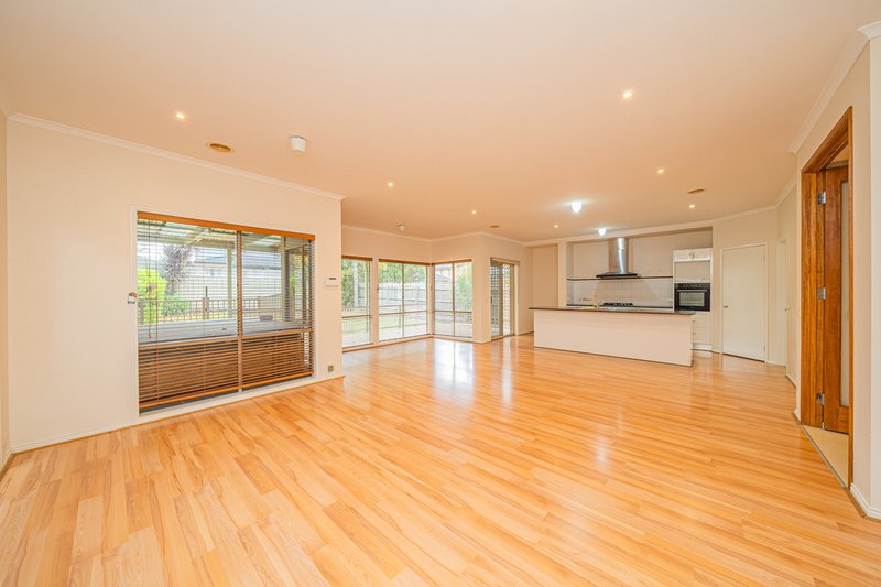 Photo - 10 Lowanna Street, Berwick VIC 3806 - Image 14