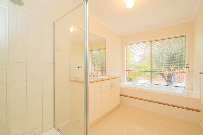 Photo - 10 Lowanna Street, Berwick VIC 3806 - Image 18