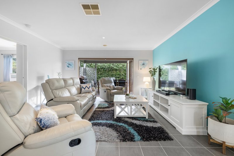 Photo - 10 Lumina Avenue, Cranbourne North VIC 3977 - Image 2