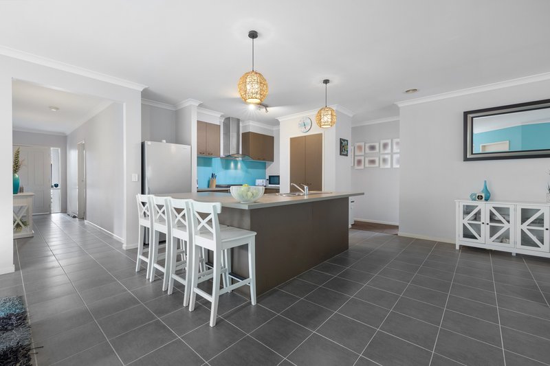 Photo - 10 Lumina Avenue, Cranbourne North VIC 3977 - Image 4