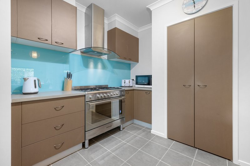 Photo - 10 Lumina Avenue, Cranbourne North VIC 3977 - Image 6