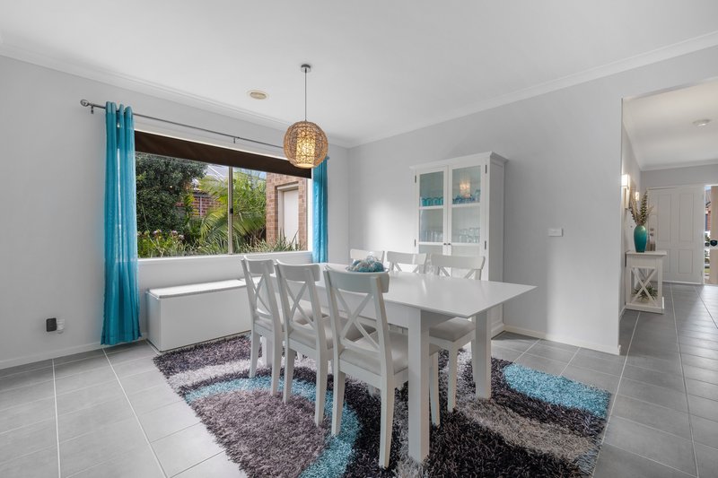 Photo - 10 Lumina Avenue, Cranbourne North VIC 3977 - Image 7
