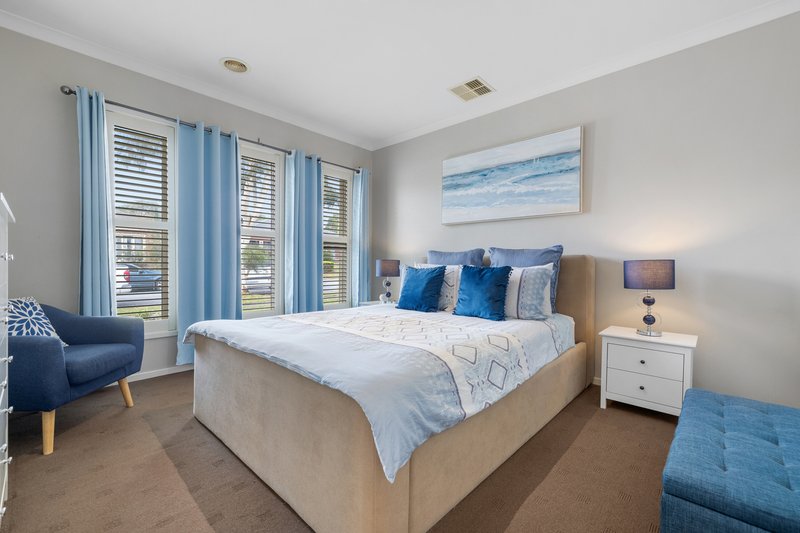 Photo - 10 Lumina Avenue, Cranbourne North VIC 3977 - Image 8