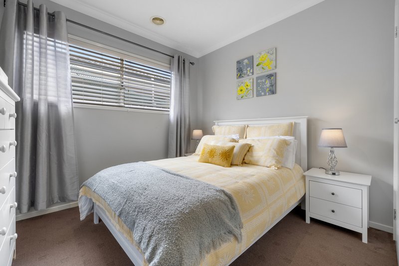 Photo - 10 Lumina Avenue, Cranbourne North VIC 3977 - Image 11