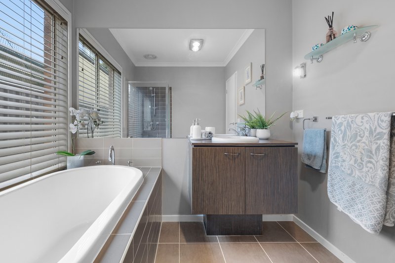 Photo - 10 Lumina Avenue, Cranbourne North VIC 3977 - Image 15