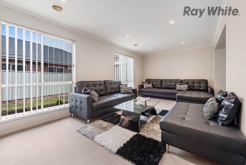 Photo - 10 Lyme Park Circle, Caroline Springs VIC 3023 - Image 3