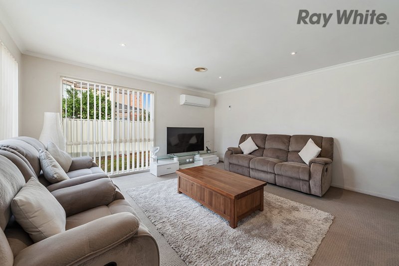 Photo - 10 Lyme Park Circle, Caroline Springs VIC 3023 - Image 5