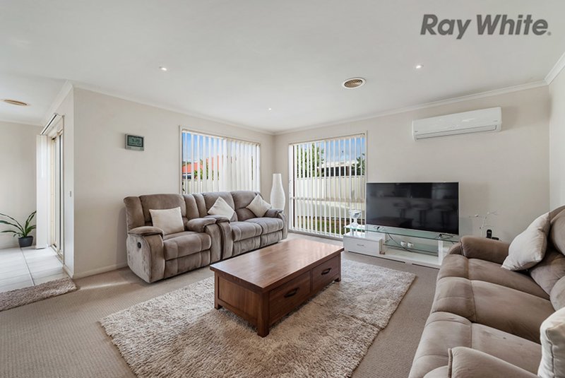 Photo - 10 Lyme Park Circle, Caroline Springs VIC 3023 - Image 6