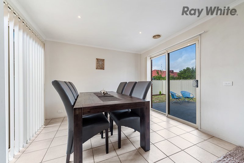 Photo - 10 Lyme Park Circle, Caroline Springs VIC 3023 - Image 8