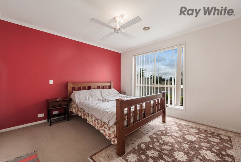 Photo - 10 Lyme Park Circle, Caroline Springs VIC 3023 - Image 9