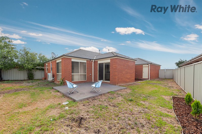 Photo - 10 Lyme Park Circle, Caroline Springs VIC 3023 - Image 11