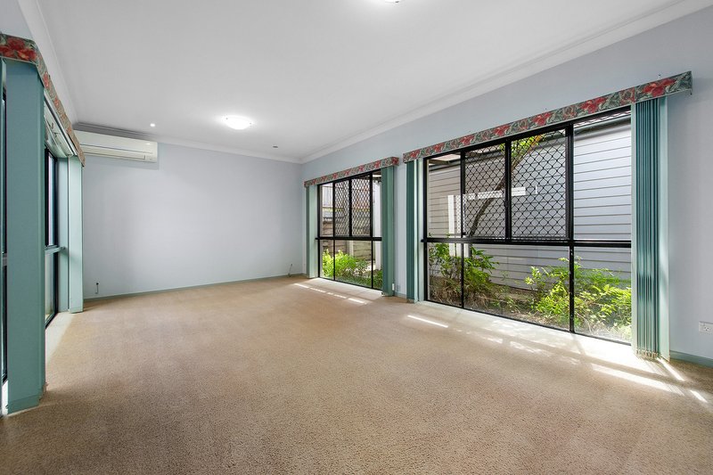 Photo - 10 Lynford Place, Bridgeman Downs QLD 4035 - Image 9