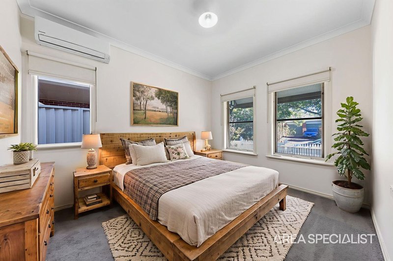Photo - 10 Macalister Place, Pakenham VIC 3810 - Image 2