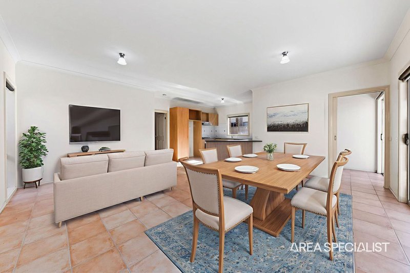 Photo - 10 Macalister Place, Pakenham VIC 3810 - Image 3