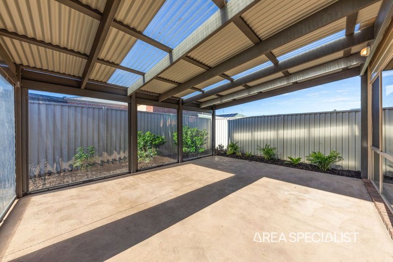 Photo - 10 Macalister Place, Pakenham VIC 3810 - Image 4