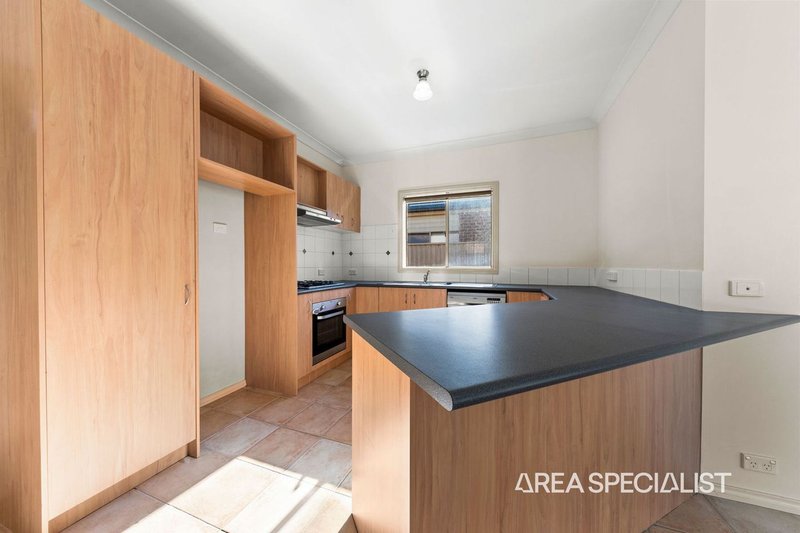Photo - 10 Macalister Place, Pakenham VIC 3810 - Image 5