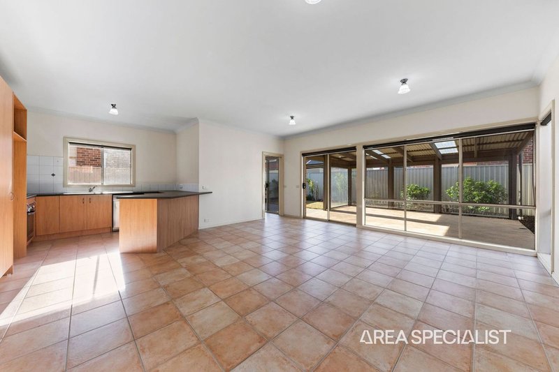 Photo - 10 Macalister Place, Pakenham VIC 3810 - Image 6