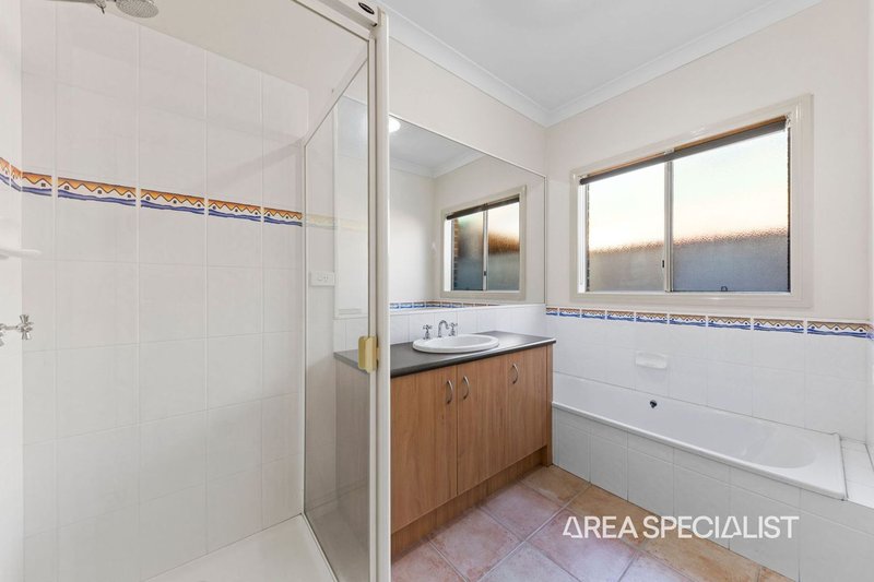 Photo - 10 Macalister Place, Pakenham VIC 3810 - Image 7