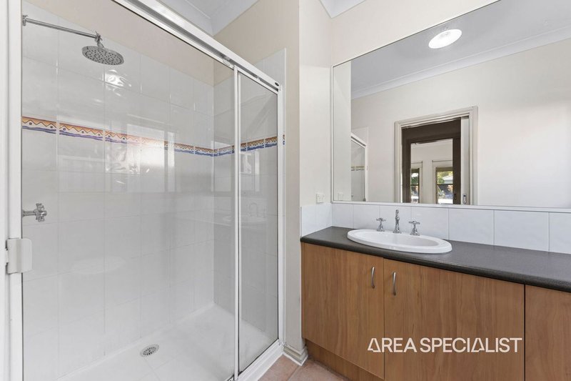 Photo - 10 Macalister Place, Pakenham VIC 3810 - Image 11