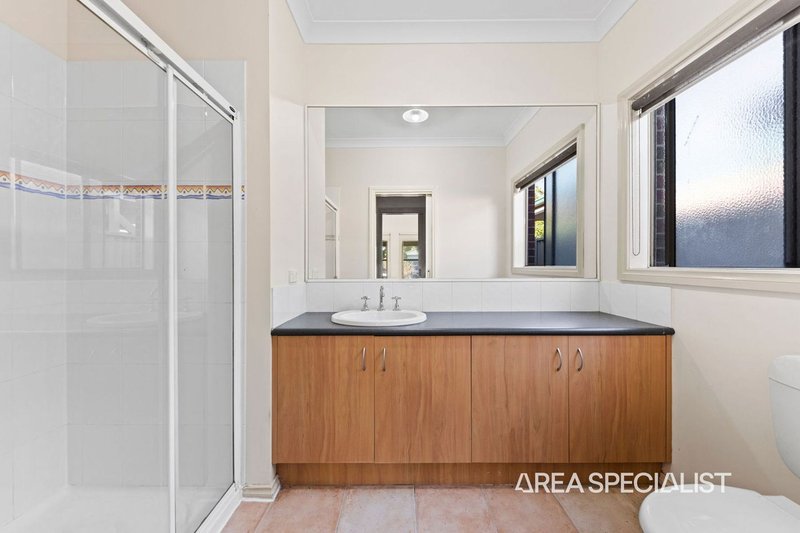 Photo - 10 Macalister Place, Pakenham VIC 3810 - Image 13