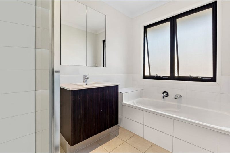 Photo - 10 Madeira Street, Springfield Lakes QLD 4300 - Image 12