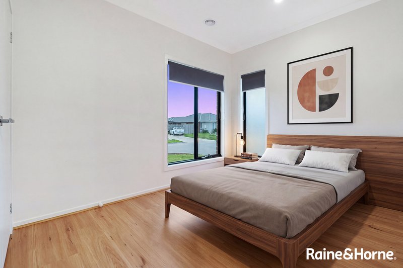 Photo - 10 Maiden Mews, Cranbourne East VIC 3977 - Image 2
