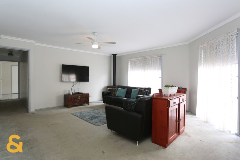 Photo - 10 Manton Place, Roxburgh Park VIC 3064 - Image 3