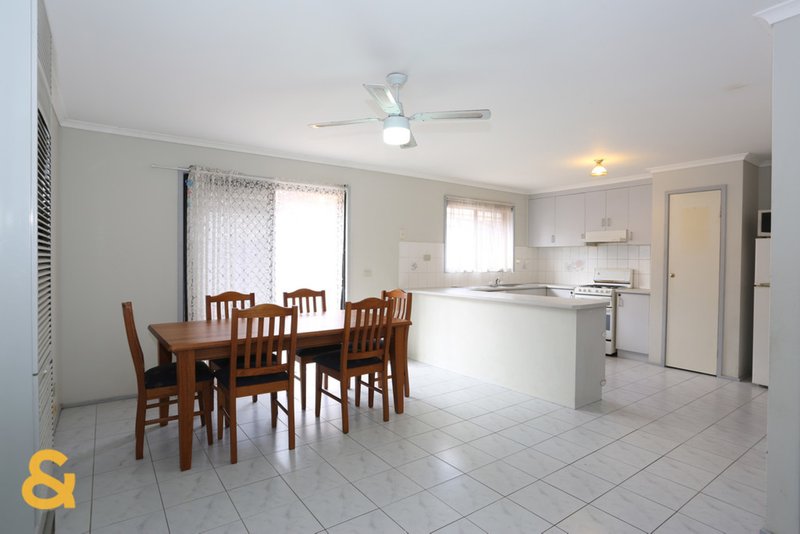 Photo - 10 Manton Place, Roxburgh Park VIC 3064 - Image 6