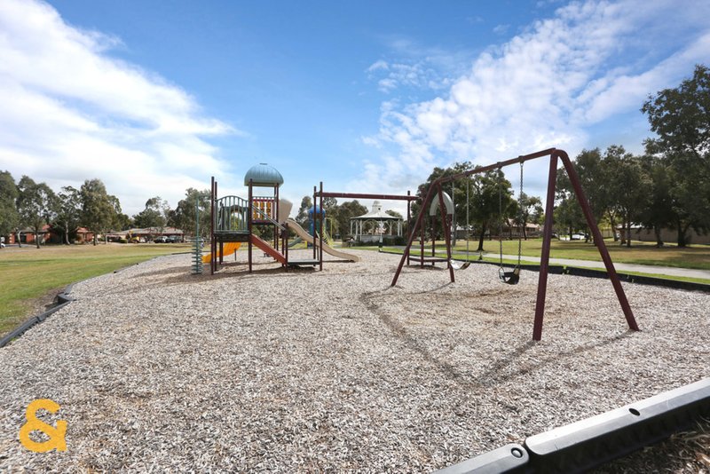 Photo - 10 Manton Place, Roxburgh Park VIC 3064 - Image 12