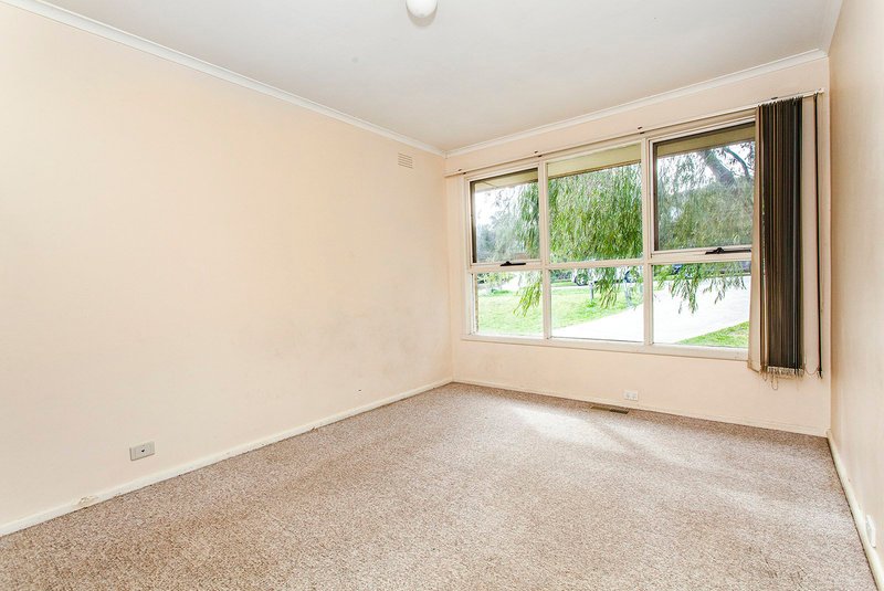 Photo - 10 Masefield Avenue, Mooroolbark VIC 3138 - Image 4