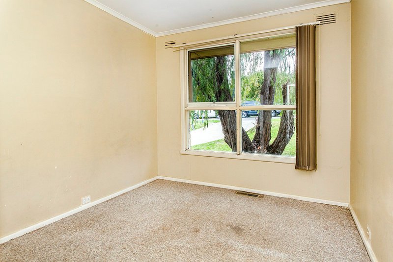 Photo - 10 Masefield Avenue, Mooroolbark VIC 3138 - Image 5