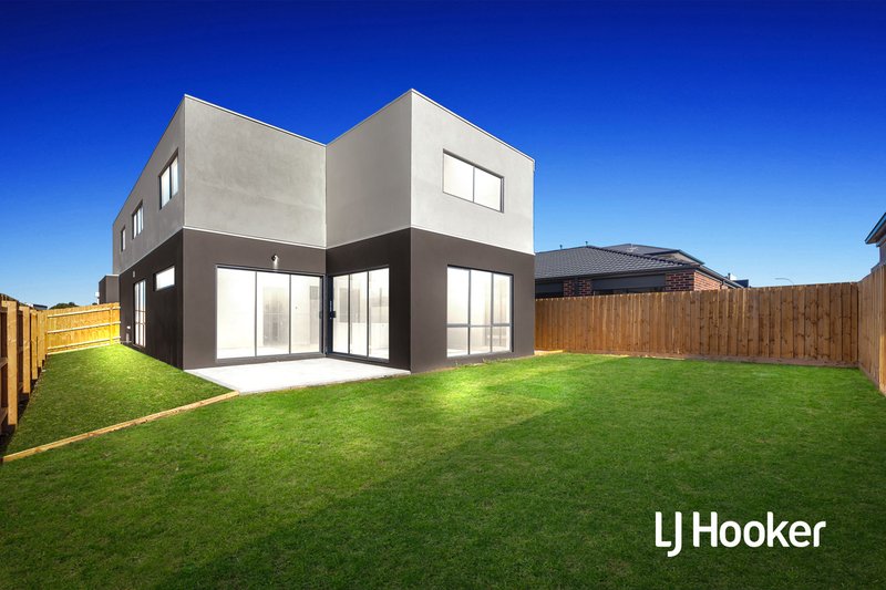 Photo - 10 Maserati Way, Cranbourne East VIC 3977 - Image 10