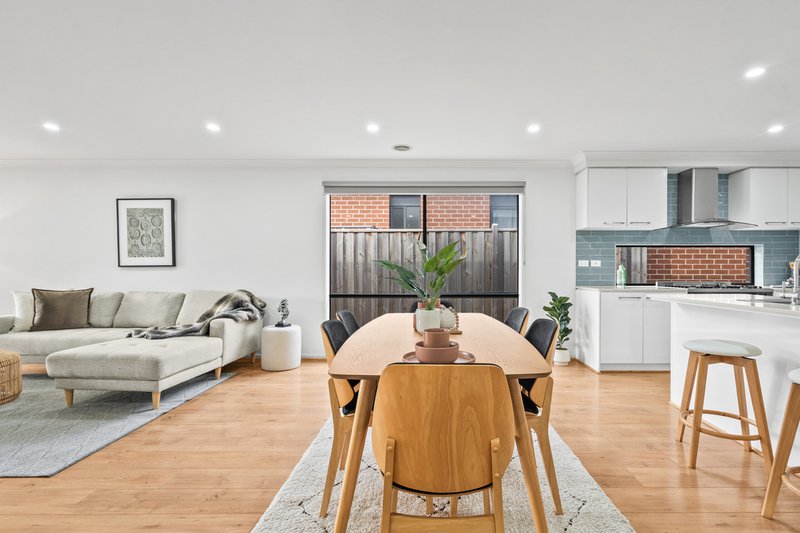 Photo - 10 Maverick Crescent, Clyde North VIC 3978 - Image 6