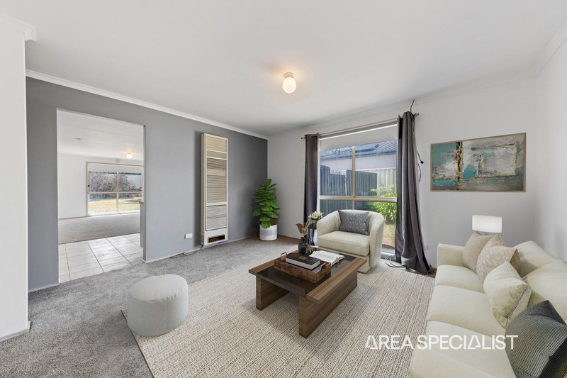 Photo - 10 Meredith Close, Narre Warren South VIC 3805 - Image 2