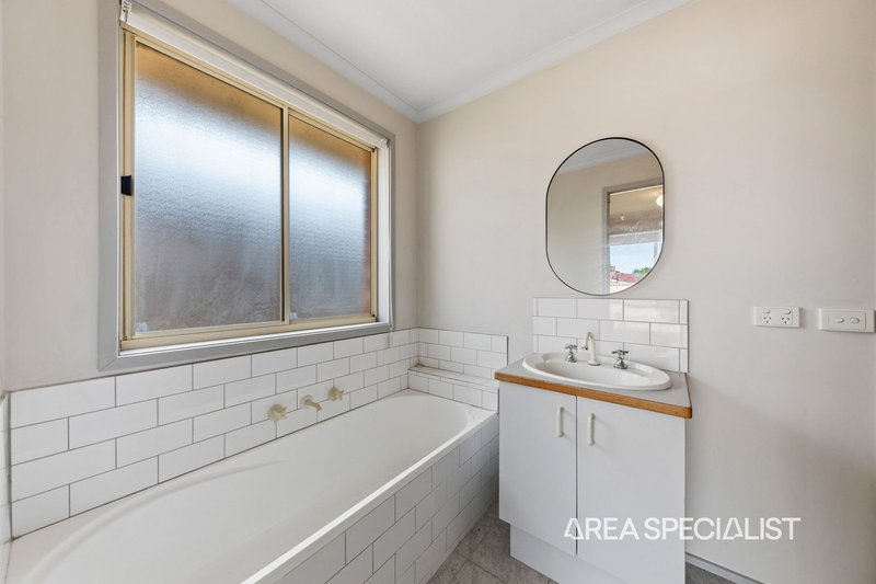 Photo - 10 Meredith Close, Narre Warren South VIC 3805 - Image 7