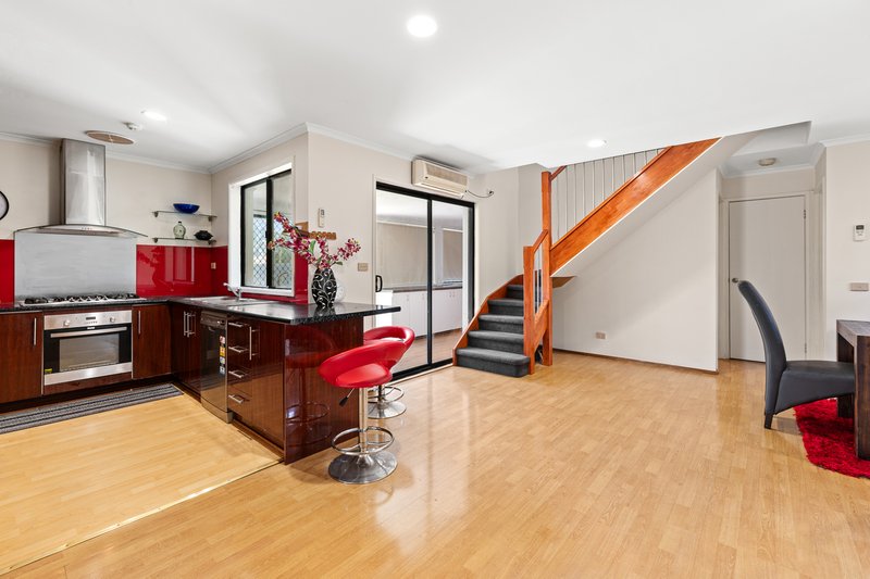 Photo - 10 Mimosa Road, Mill Park VIC 3082 - Image 3