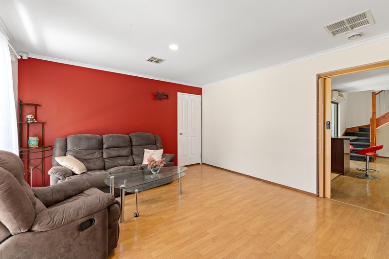 Photo - 10 Mimosa Road, Mill Park VIC 3082 - Image 6