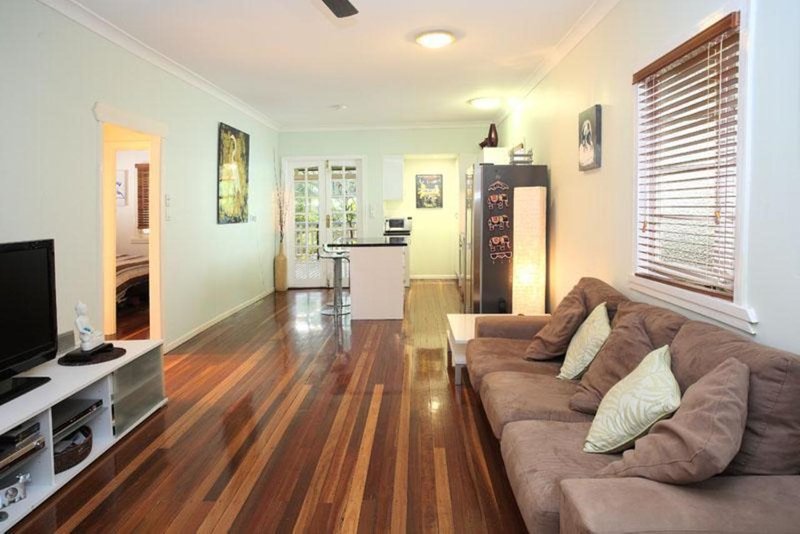 Photo - 10 Mona St , Coorparoo QLD 4151 - Image 2