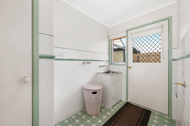 Photo - 10 Moneghetti Way, Mill Park VIC 3082 - Image 7