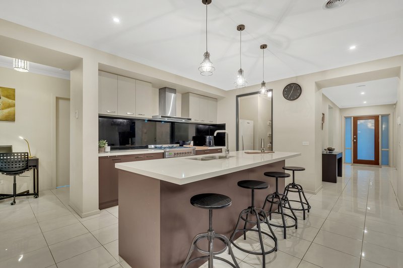 Photo - 10 Montpellier Crescent, Craigieburn VIC 3064 - Image 3