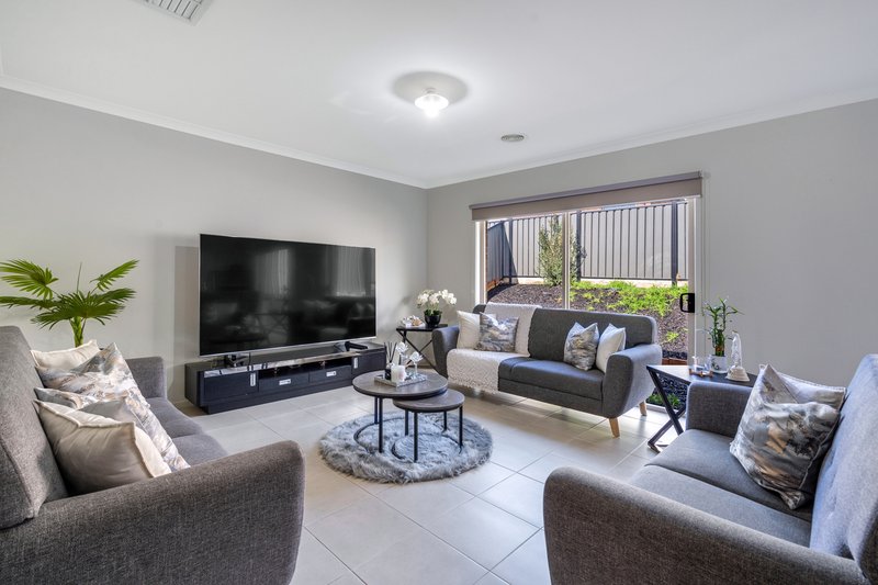 Photo - 10 Montvale Drive, Craigieburn VIC 3064 - Image 5