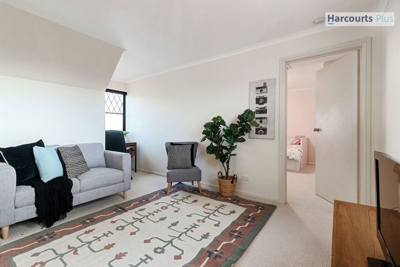 Photo - 10 Moor Crescent, Hallett Cove SA 5158 - Image 11