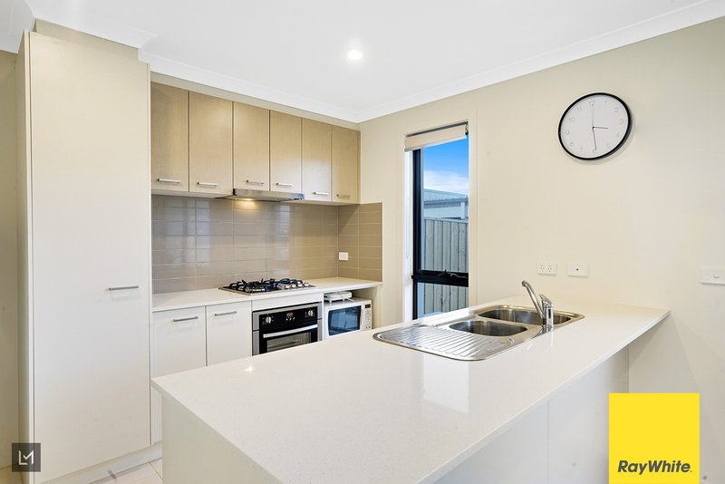 Photo - 10 Morialta Circuit, Werribee VIC 3030 - Image 4