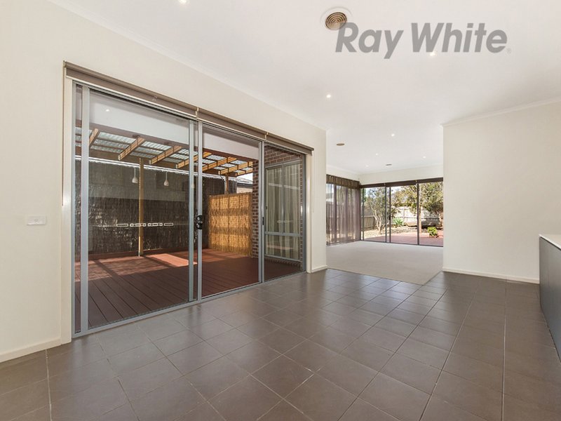 Photo - 10 Mosman Grove, Taylors Hill VIC 3037 - Image 6