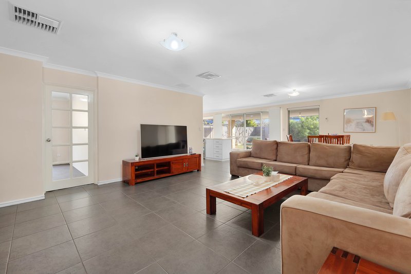 Photo - 10 Munich Link, Piara Waters WA 6112 - Image 3