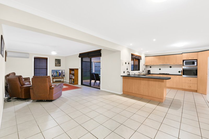 Photo - 10 Murchison Court, Murrumba Downs QLD 4503 - Image 3