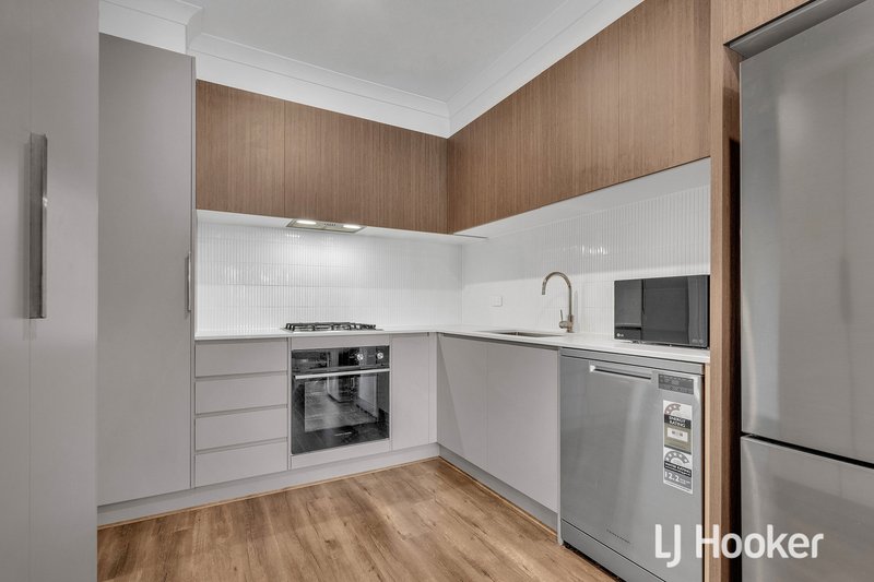 Photo - 10 Myrtle Walk, Cranbourne West VIC 3977 - Image 3