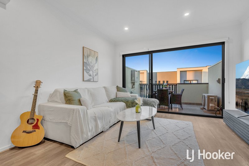 Photo - 10 Myrtle Walk, Cranbourne West VIC 3977 - Image 10