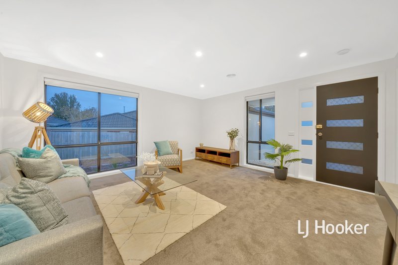 Photo - 10 Nihila Court, Hampton Park VIC 3976 - Image 2